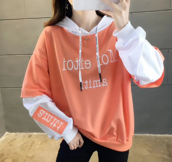 Hoodie dengan desain patchwork